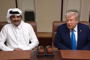 ترامب يلتقي أمير قطر على طائرته الرئاسية خلال تزودها بالوقود في الدوحة